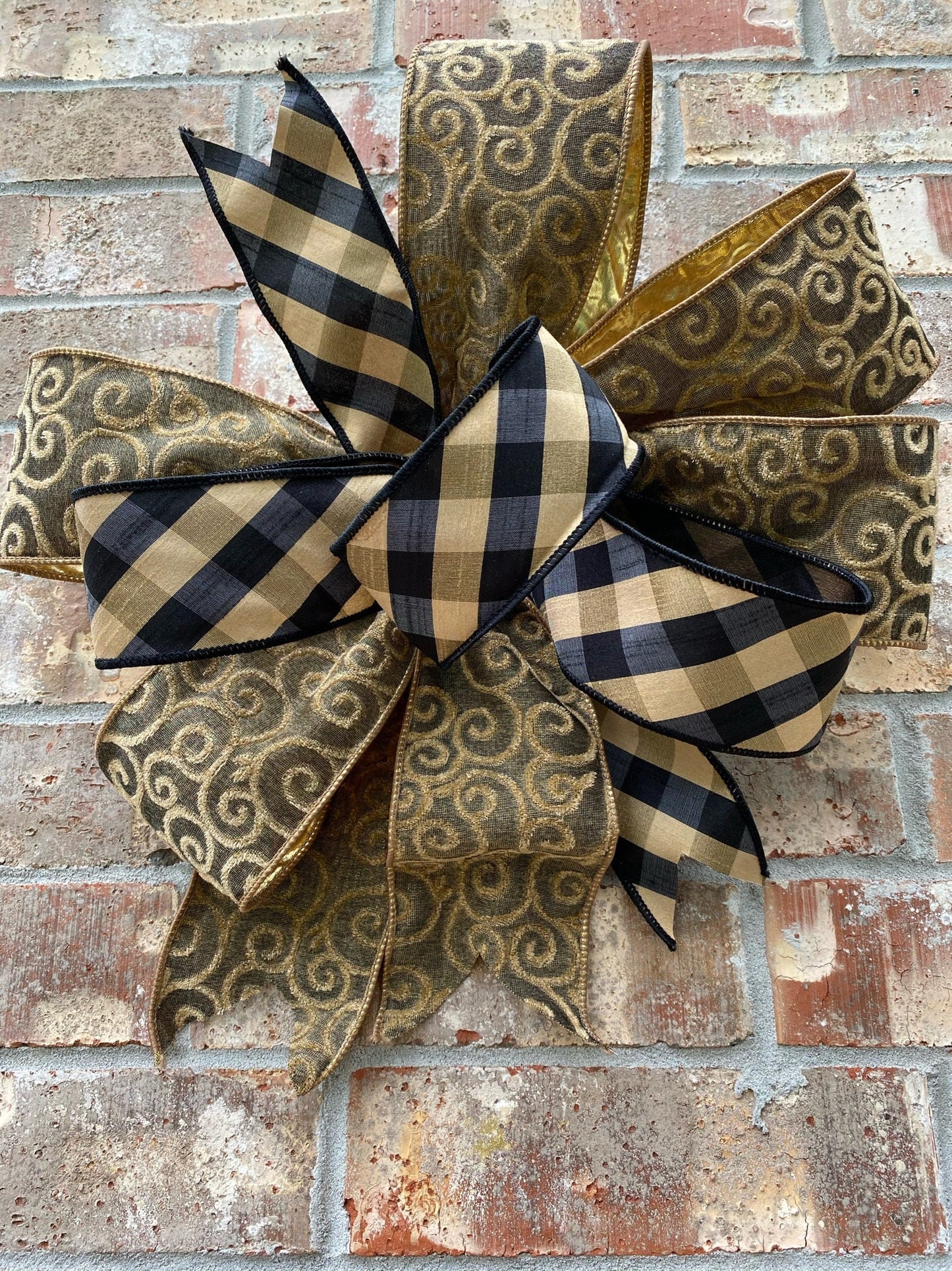 15” approx. diameter Bow antique gold and black. The bow has 8 loops.