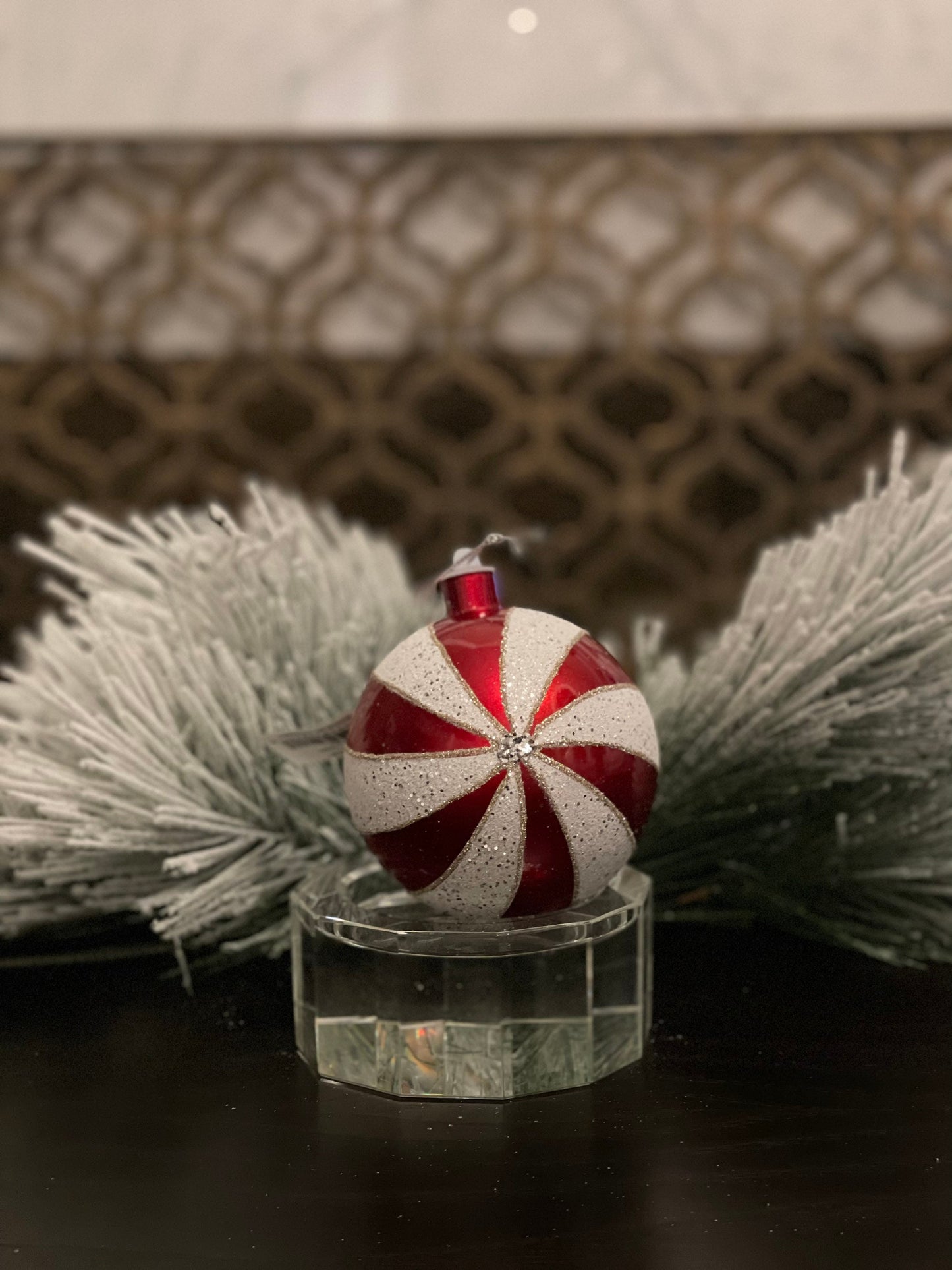 Ball 100mm candy cane red/white. Glitter.*