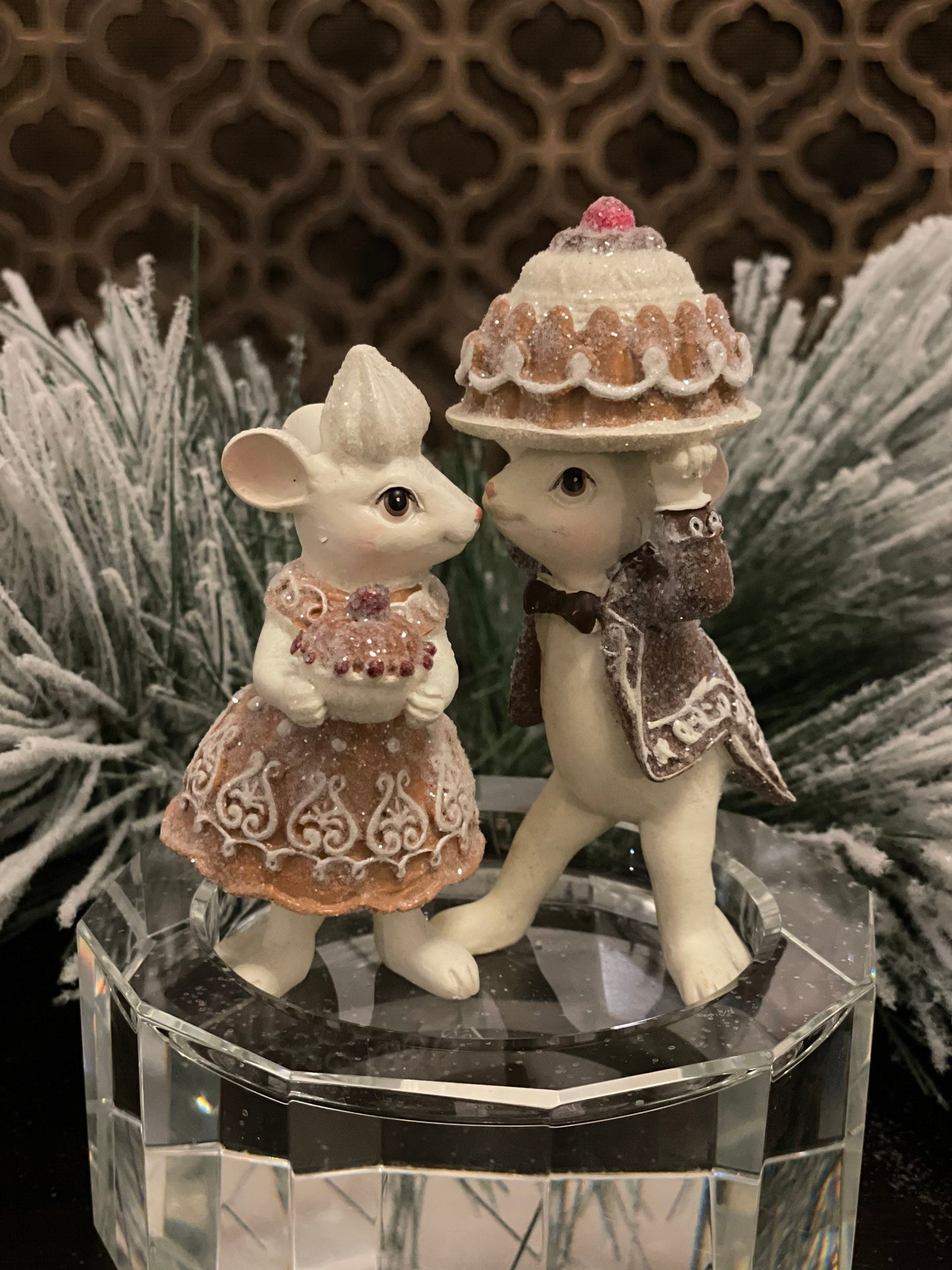 4” resin mouse holding gingerbread cake figurines. Set of 2.