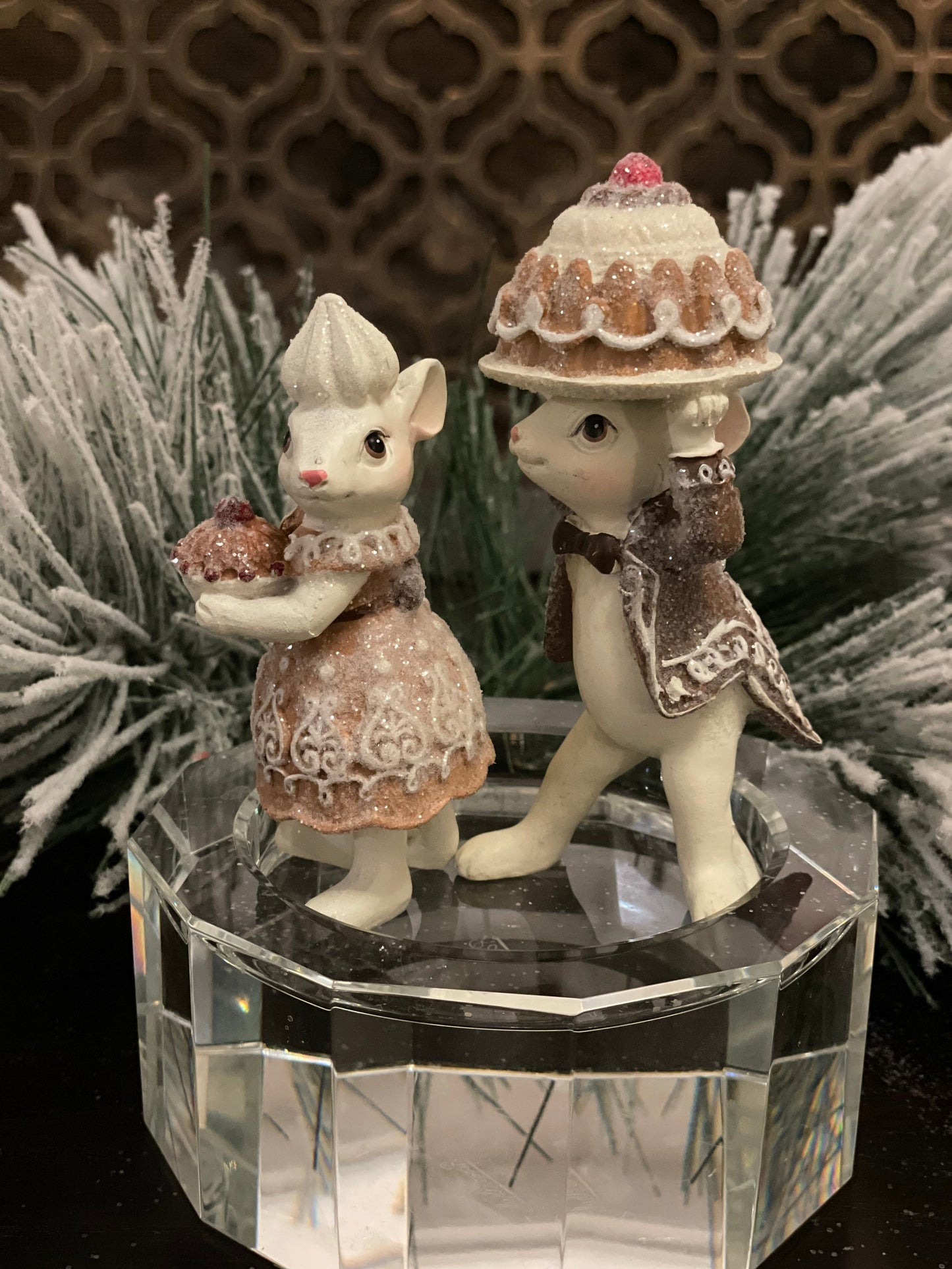 4” resin mouse holding gingerbread cake figurines. Set of 2.