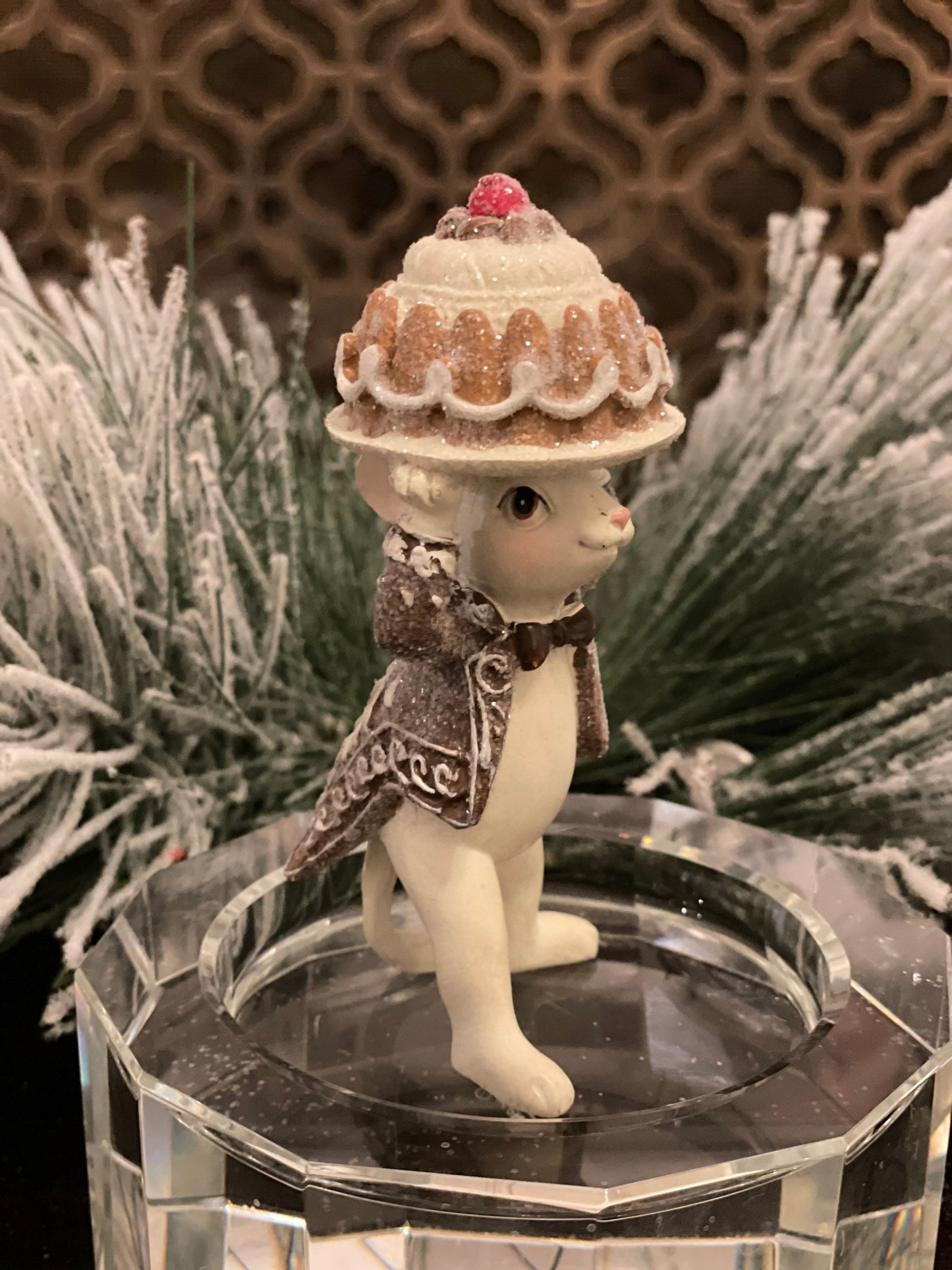 4” resin mouse holding gingerbread cake figurines. Set of 2.