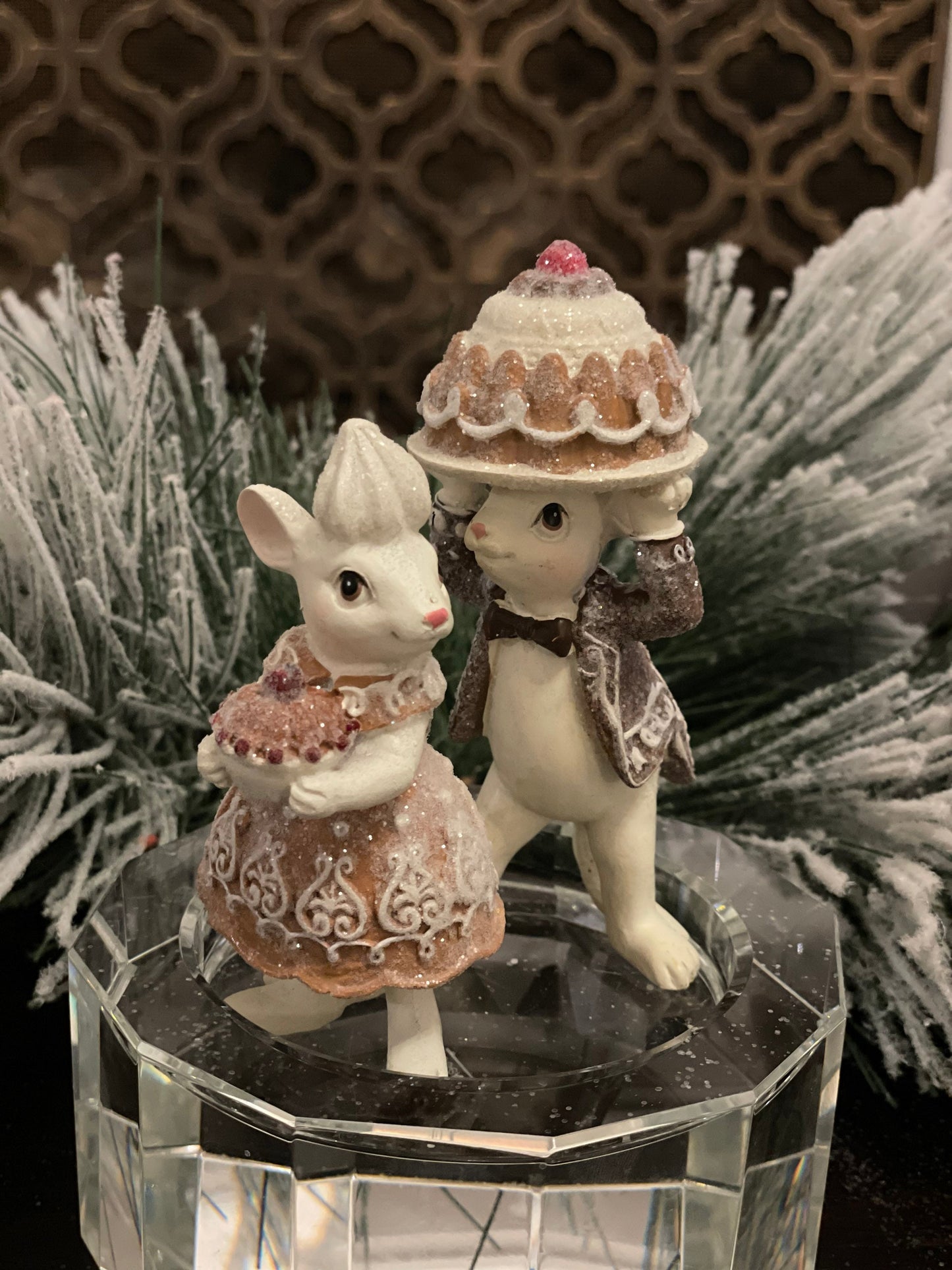 4” resin mouse holding gingerbread cake figurines. Set of 2.