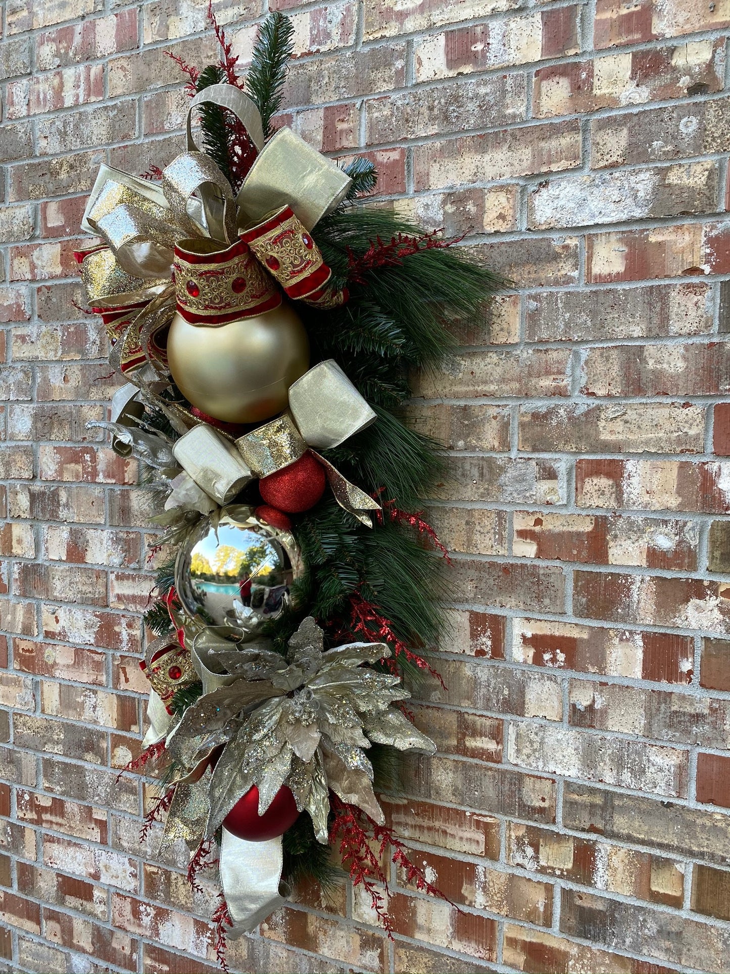 Traditional christmas swag in Gold and Red