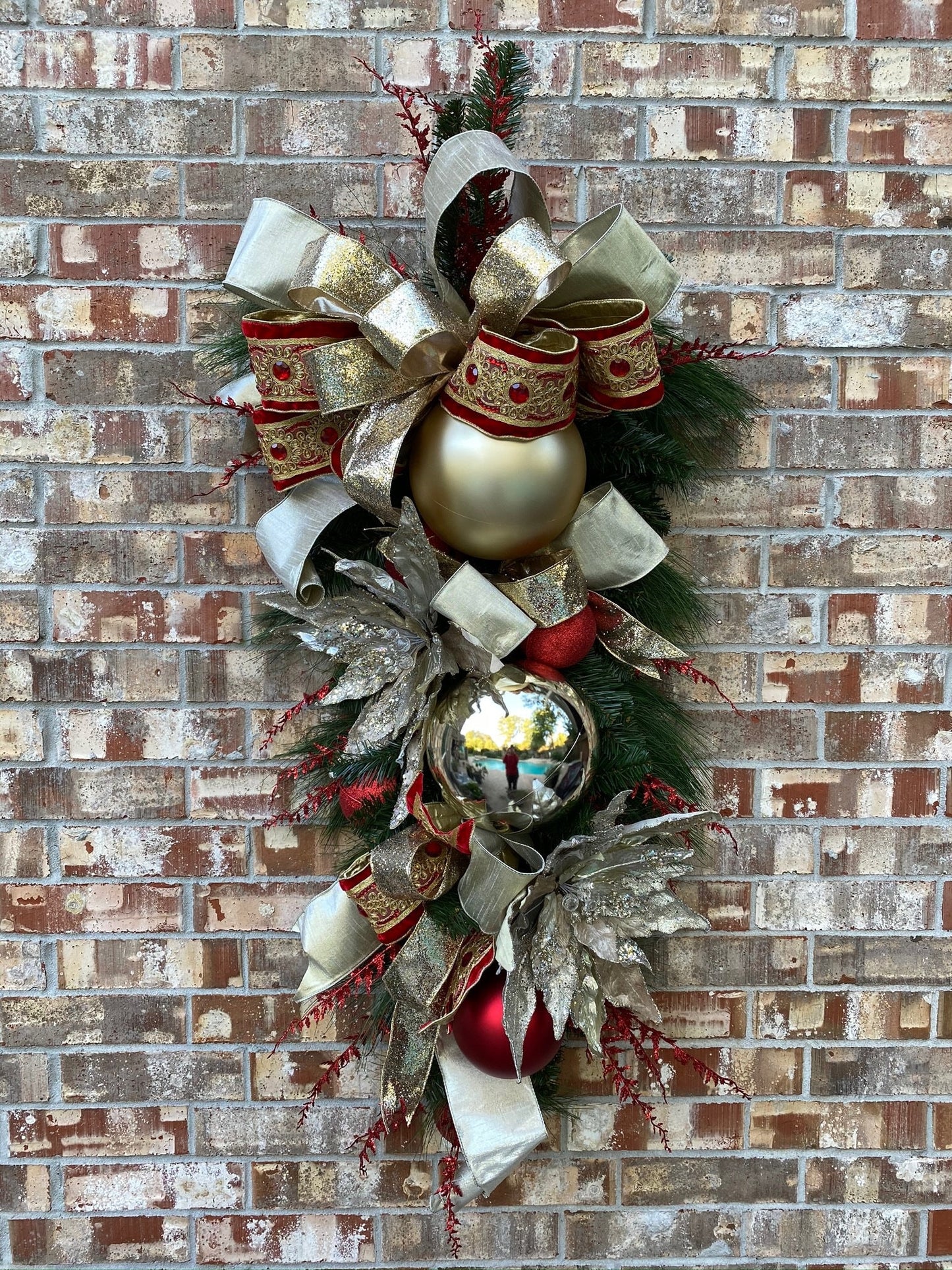 Traditional christmas swag in Gold and Red