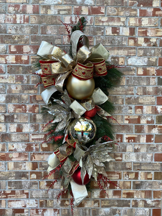 Traditional christmas swag in Gold and Red