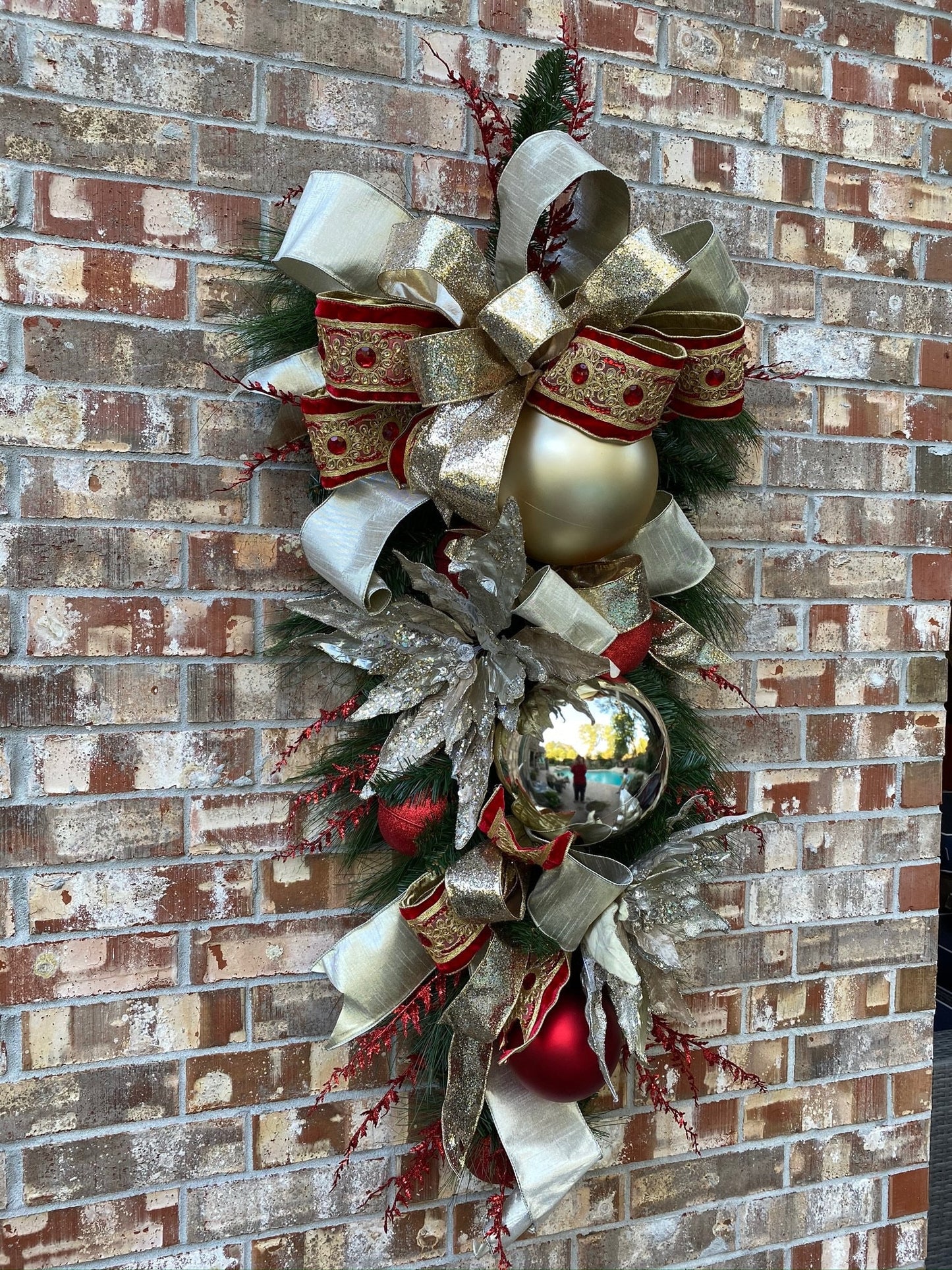 Traditional christmas swag in Gold and Red
