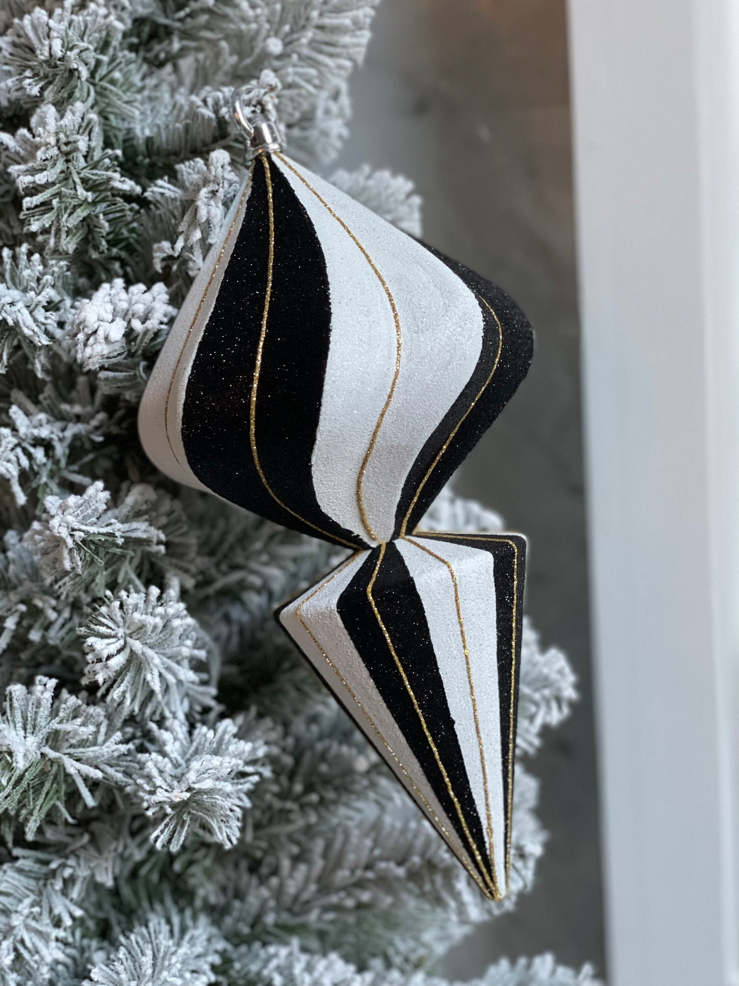 12" swirl finial Black and White*