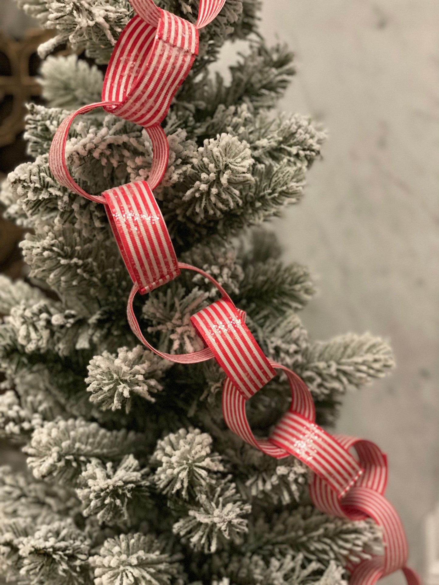 4’ Striped chain garland, peppermint.*