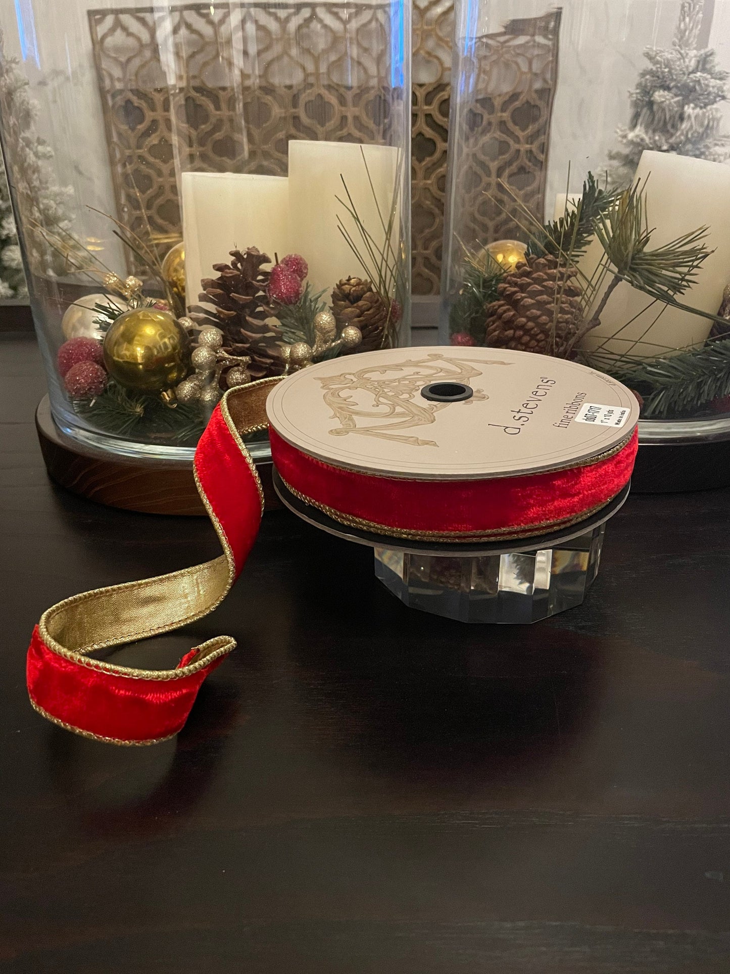 Designer lush velvet red with gold ribbon. 1”x 10 yards. Wired.*