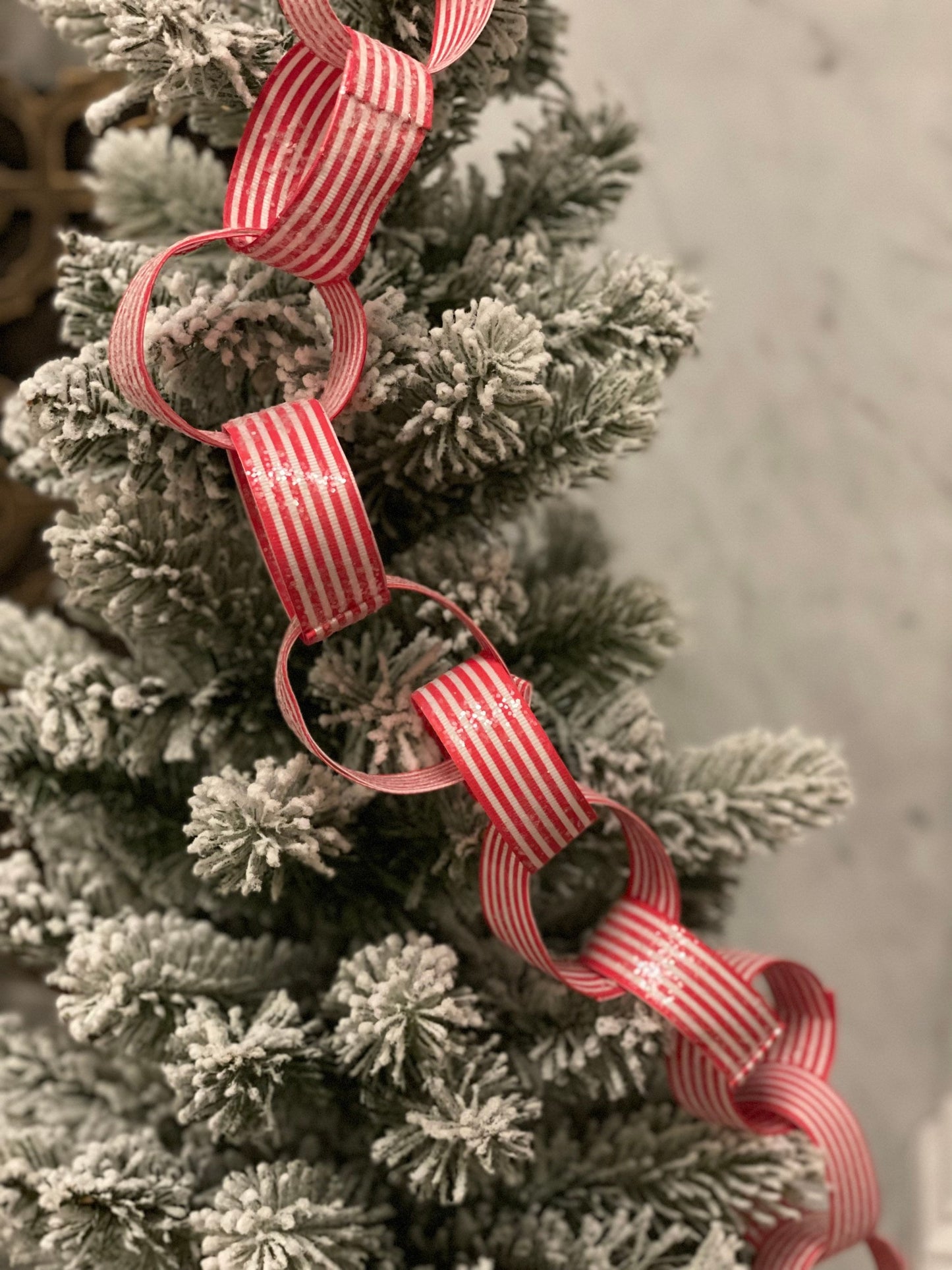 4’ Striped chain garland, peppermint.*