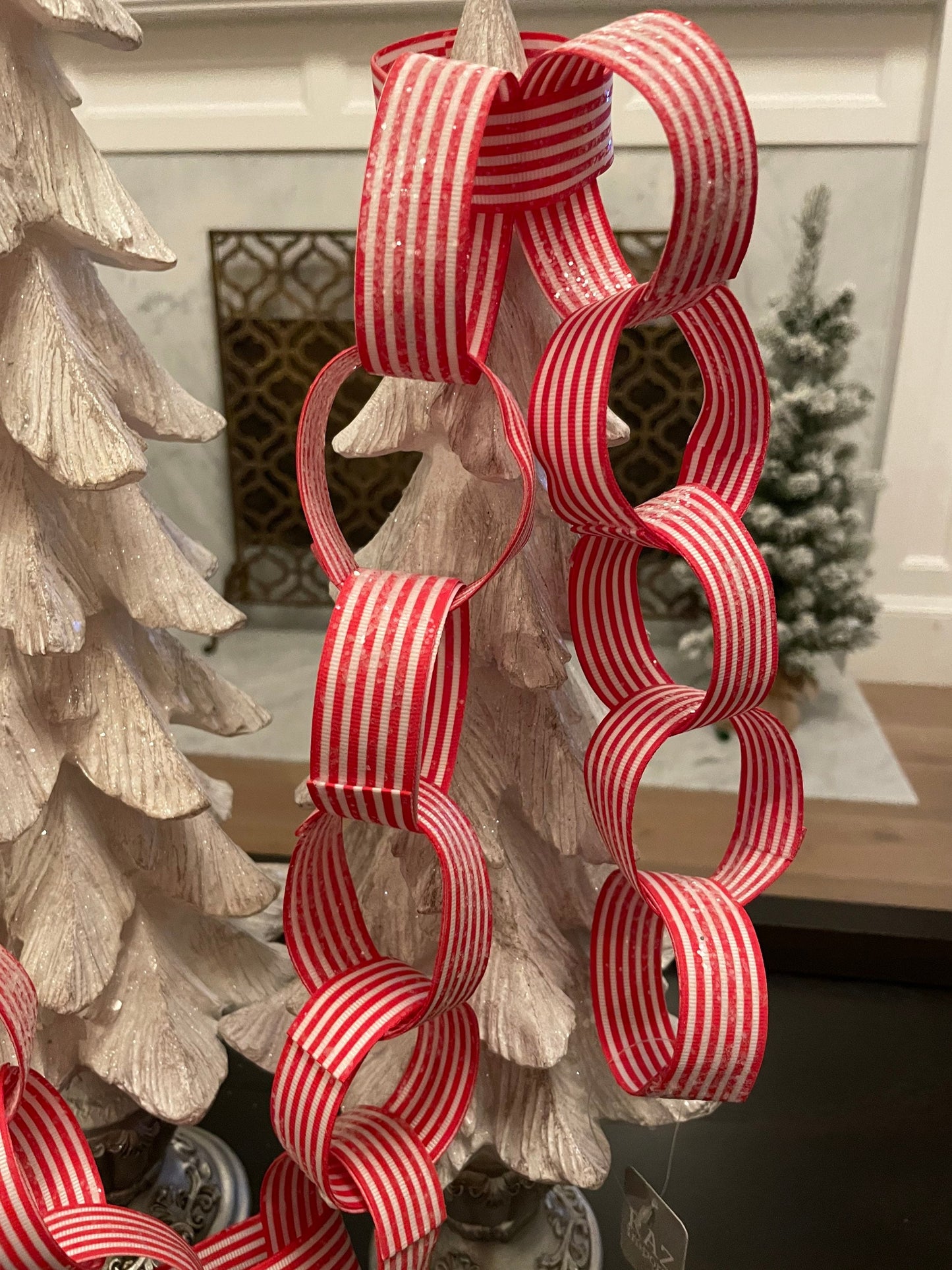 4’ Striped chain garland, peppermint.*