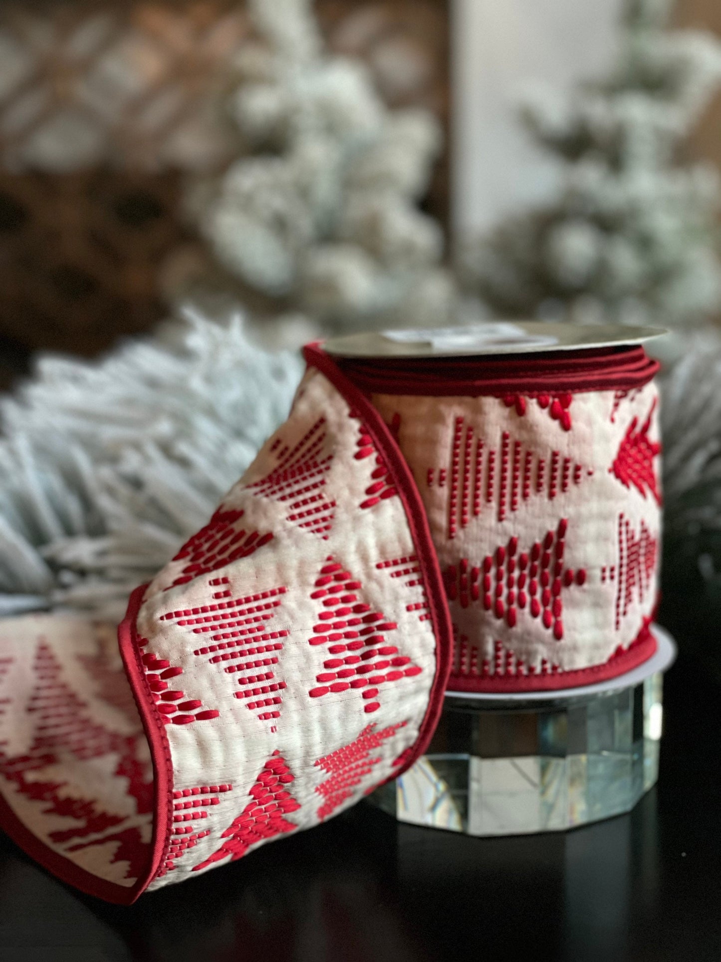 4"x5 yds. Jacquard tree ribbon red. Wired.