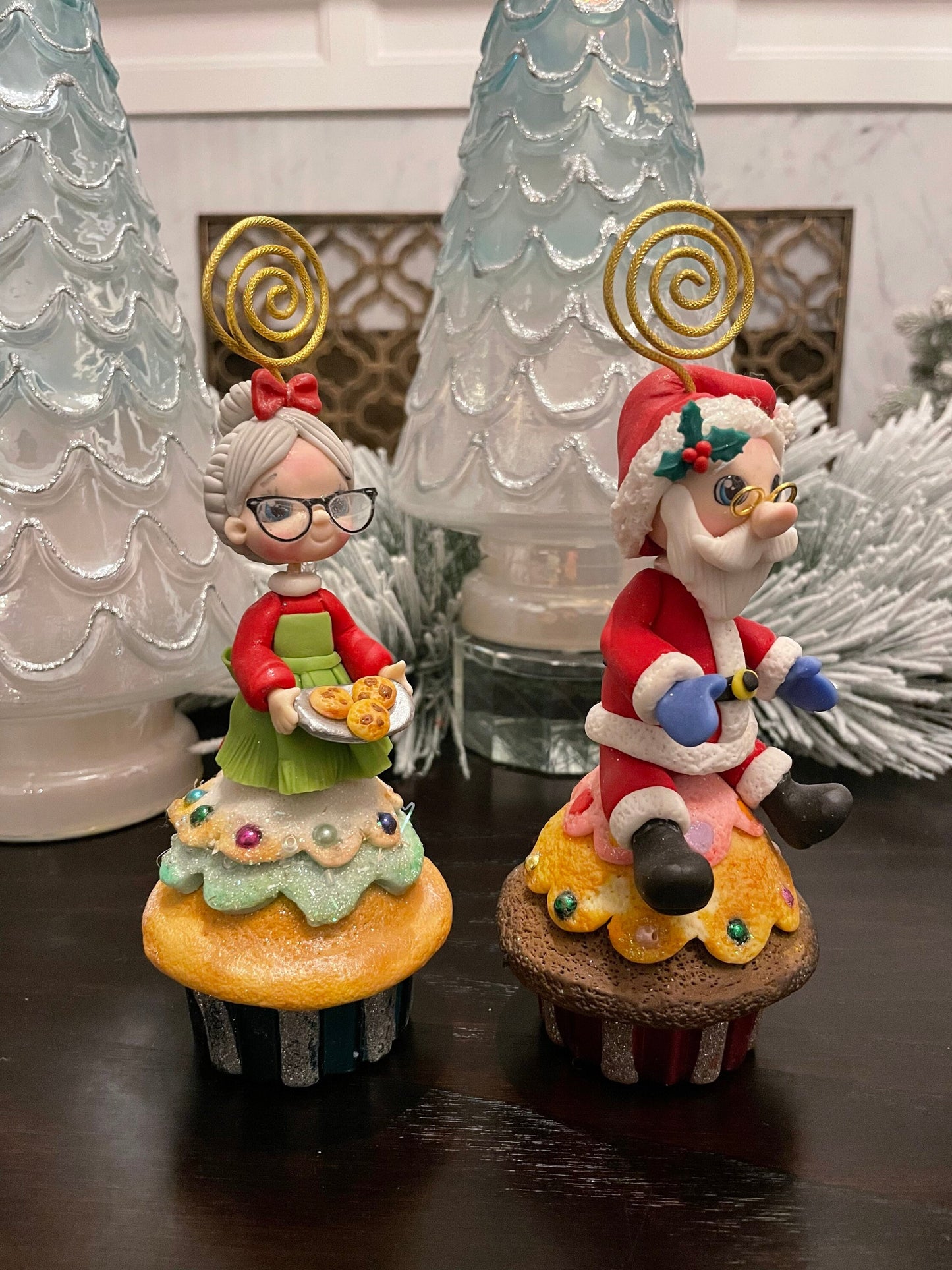 Handmade Cupcake set of 6. Cupcake place card holder. Cupcake Santa, Gingerbread and snowman. Polymer clay. Handmade.
