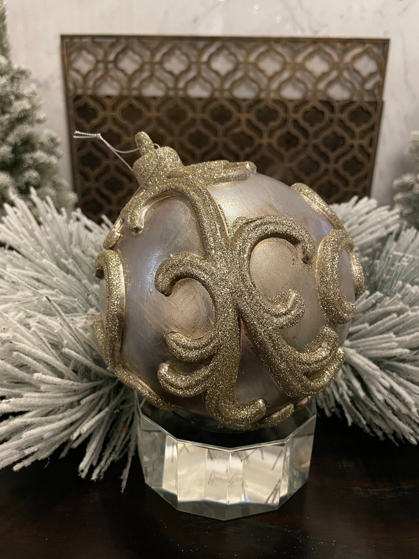 7” Vp. Ball embossed champagne with glitter.