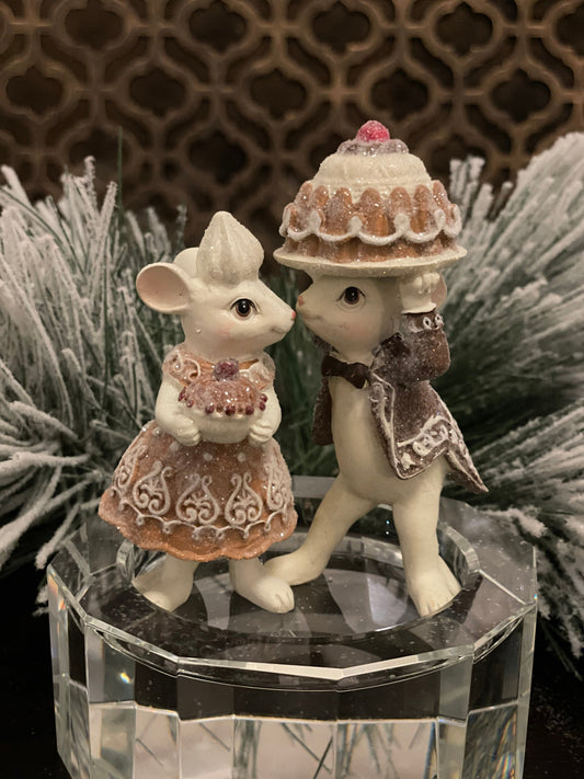4” resin mouse holding gingerbread cake figurines. Set of 2.